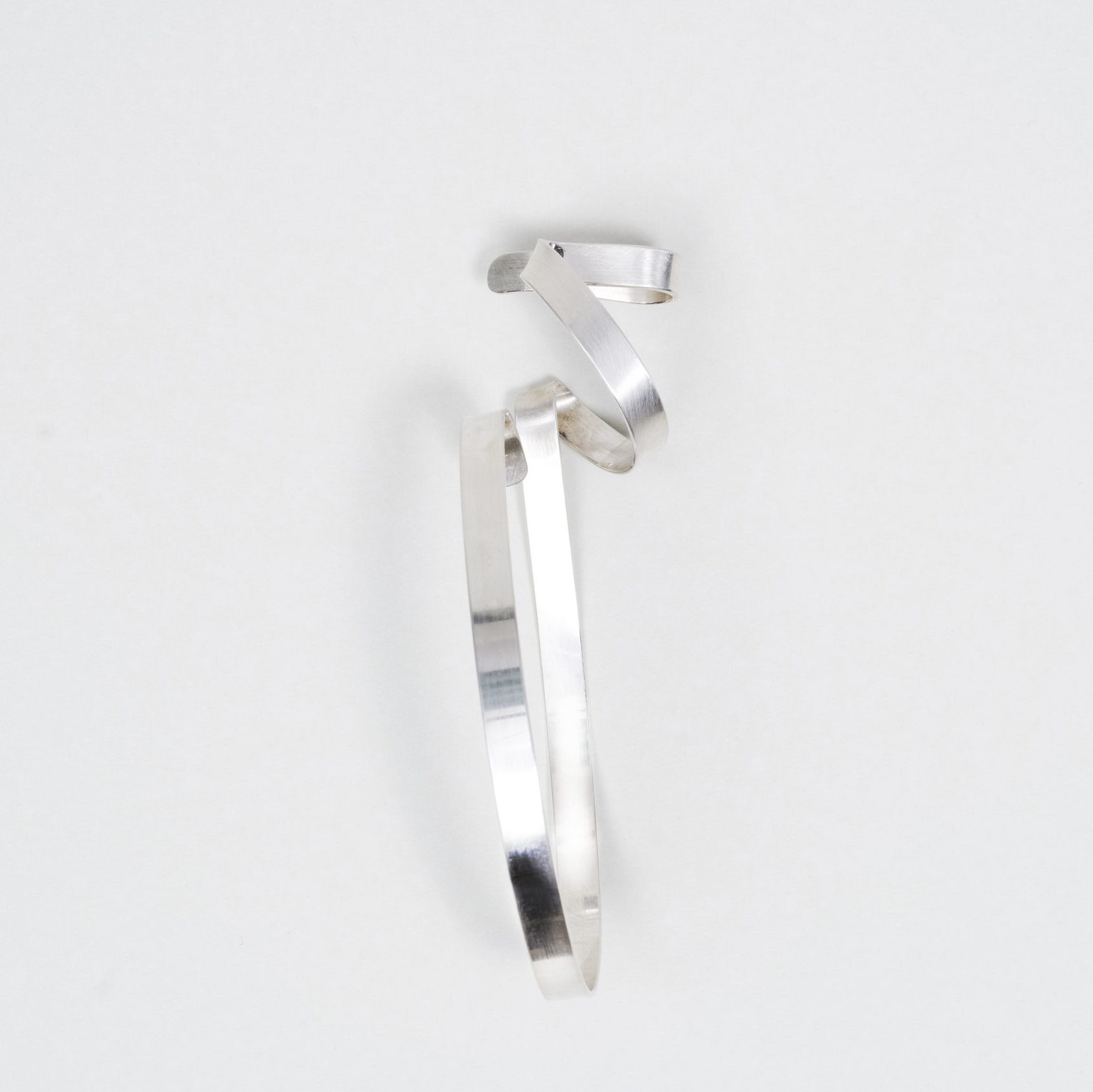 フラットトリプルフープイヤーカフ　<br>FLAT TRIPLE HOOP EAR CUFF